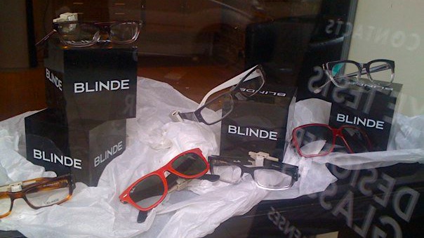 Brillen van het merk Blinde, in een etalage in Middelburg.