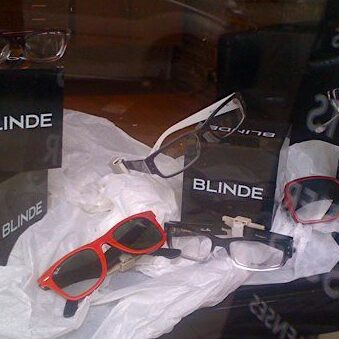 Brillen van het merk Blinde, in een etalage in Middelburg.